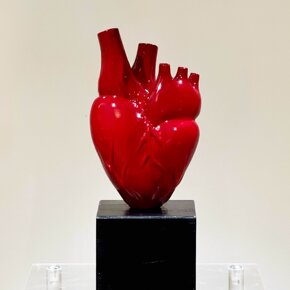 22red heart22 giuseppe amorese - 2026 - resina dipinta - 22 x 14 x 12 cm